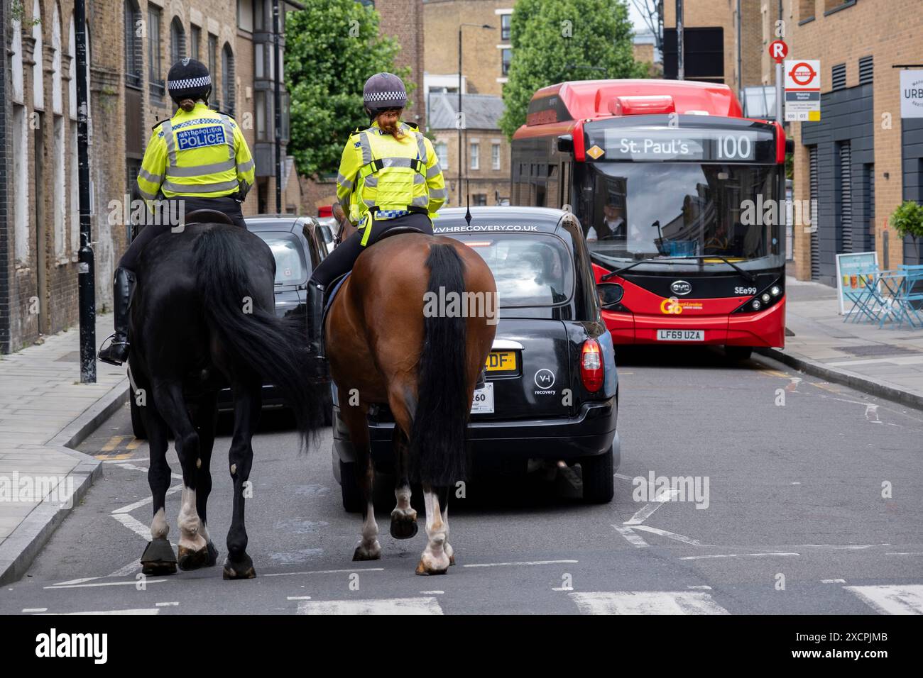 Polizia metropolitana a cavallo di pattuglia lungo Wapping High Street il 13 giugno 2024 a Londra, Regno Unito. Le statistiche mostrano che la maggior parte del tempo che la Metropolitan Police Mounted Branch trascorre la maggior parte del tempo pattugliando invece di affrontare questioni di ordine pubblico. Il Metropolitan Police Service, precedentemente e ancora comunemente noto come Metropolitan Police, è la forza di polizia territoriale responsabile della prevenzione della criminalità e dell'applicazione della legge nella grande Londra. Il TEM è stato recentemente messo in atto misure speciali a seguito delle critiche per le sue scarse prestazioni. Foto Stock