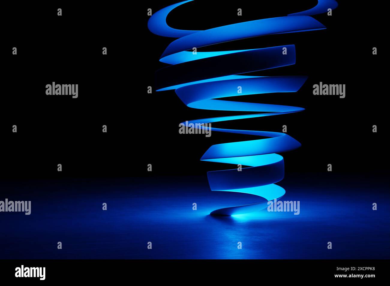 Strisce a spirale illuminate da luci blu su una superficie metallica con sfondo scuro. Background e sfondo della tecnologia e della scienza Foto Stock