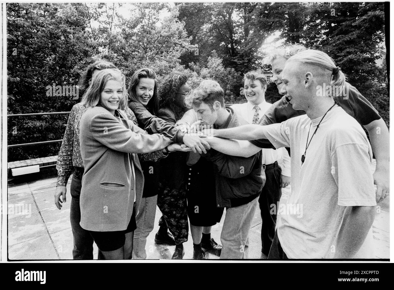 FILE PICS – CARDIFF, GALLES, Regno Unito - 5 LUGLIO 1993: Vicky Alexander (a sinistra) in uno stato d’animo giocoso con gli altri membri del team esecutivo sui passi dell’edificio dell’Unione degli studenti a Cardiff, mentre inizia il suo mandato come Education and Welfare Officer. INFO: Vicky Alexander – Victoria Alexander, ora Lady Victoria Starmer – ha fatto parte del team esecutivo dell’Unione degli studenti della Cardiff University come Education and Welfare Officer (1993-94) e presidente (1994-95). Potrebbero esserci imperfezioni in questo archivio di 30 anni di vita negativo. Foto: Rob Watkins/Alamy Live News Foto Stock