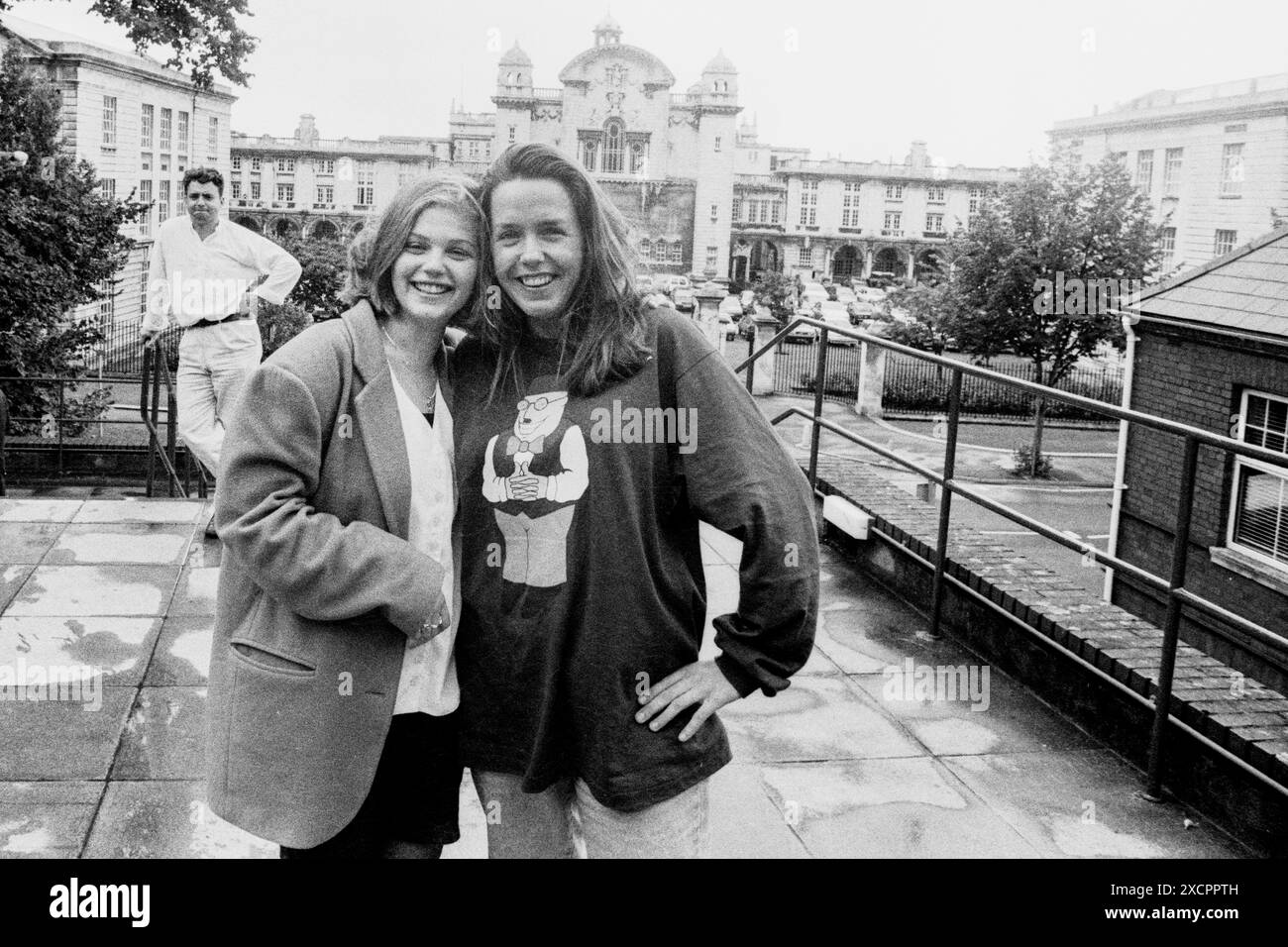 FILE PICS – CARDIFF, GALLES, Regno Unito - 5 LUGLIO 1993: Vicky Alexander posa sui gradini dell’edificio dell’Unione degli studenti a Cardiff con l’ufficiale dell’UA Ali che inizia il suo mandato come responsabile dell’istruzione e del benessere. INFO: Vicky Alexander – Victoria Alexander, ora Lady Victoria Starmer – ha fatto parte del team esecutivo dell’Unione degli studenti della Cardiff University come Education and Welfare Officer (1993-94) e presidente (1994-95). Potrebbero esserci imperfezioni in questo archivio di 30 anni di vita negativo. Foto: Rob Watkins/Alamy Live News Foto Stock