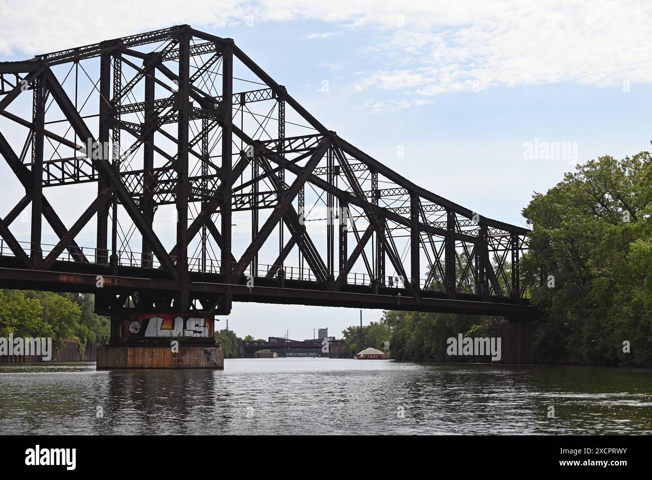 Il ponte oscillante ferroviario della BNSF che attraversa il fiume Chicago vicino a S. Kedzie Avenue a Chicago. Foto Stock