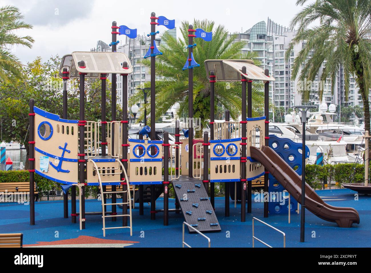 Parco giochi di design navale in tema di colore blu in un ambiente all'aperto. Singapore. Foto Stock