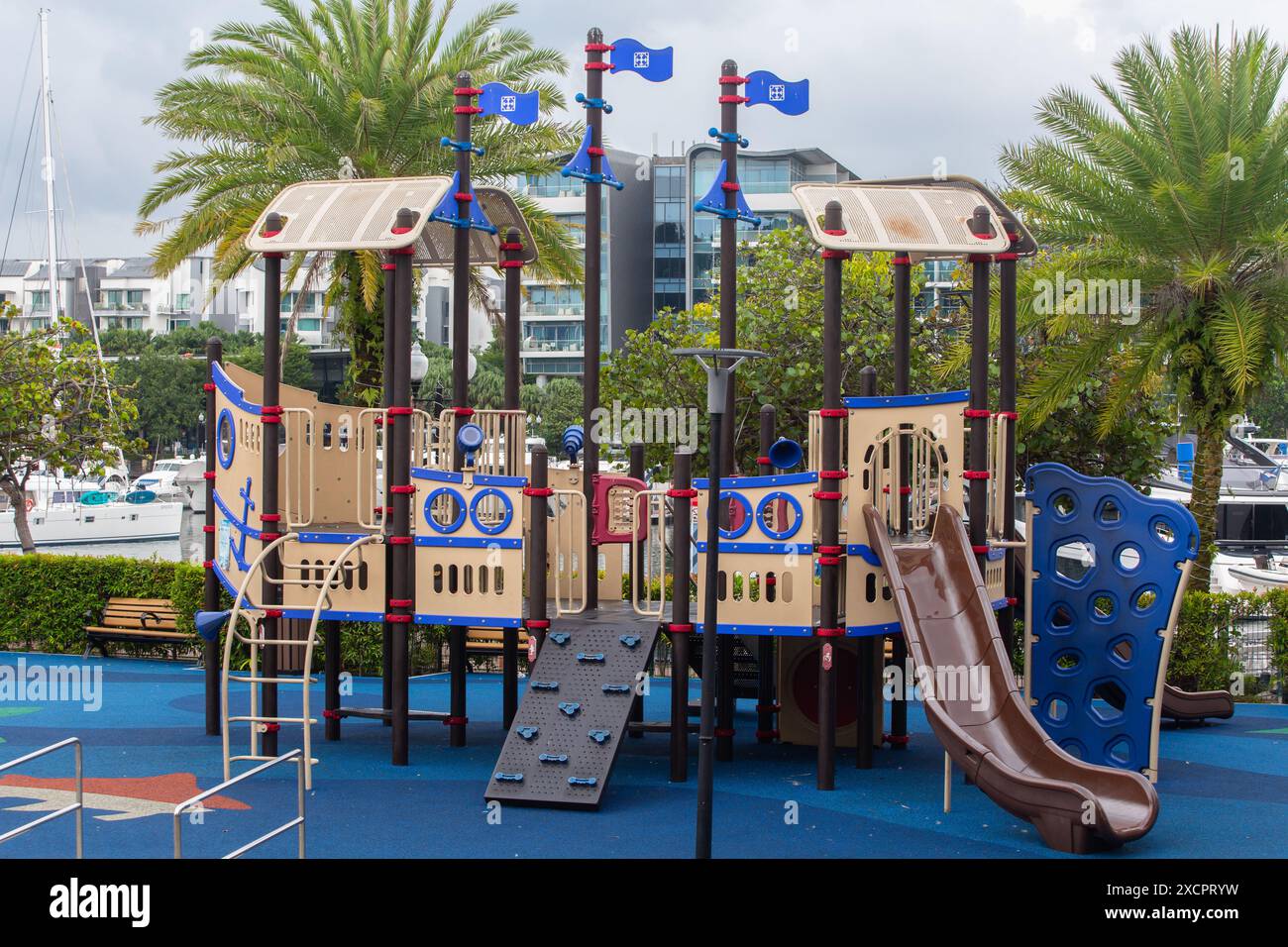 Parco giochi di design navale in tema di colore blu in un ambiente all'aperto. Singapore. Foto Stock