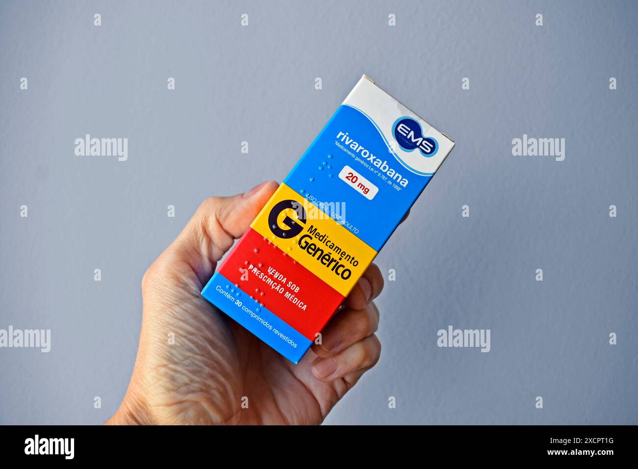 RIO DE JANEIRO, BRASILE - 5 LUGLIO 2022: Mano che tiene una scatola di anticoagulante ematico generico da 20 mg Foto Stock