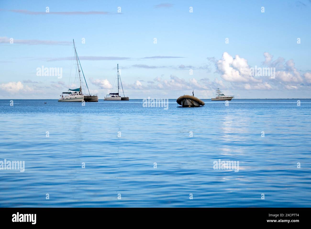 PPL PHOTO AGENCY - imbarcazioni RISERVATE AL COPYRIGHT DI prima mattina, Mauritius, Oceano Indiano: Barche in attesa di fare escursioni per portare i turisti su un delfino watchi Foto Stock