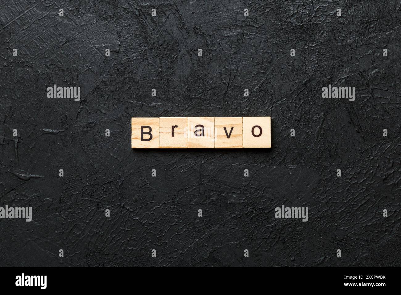 PAROLA BRAVO scritta su blocco di legno. TESTO BRAVO su tavola di cemento per il vostro desing, concetto. Foto Stock