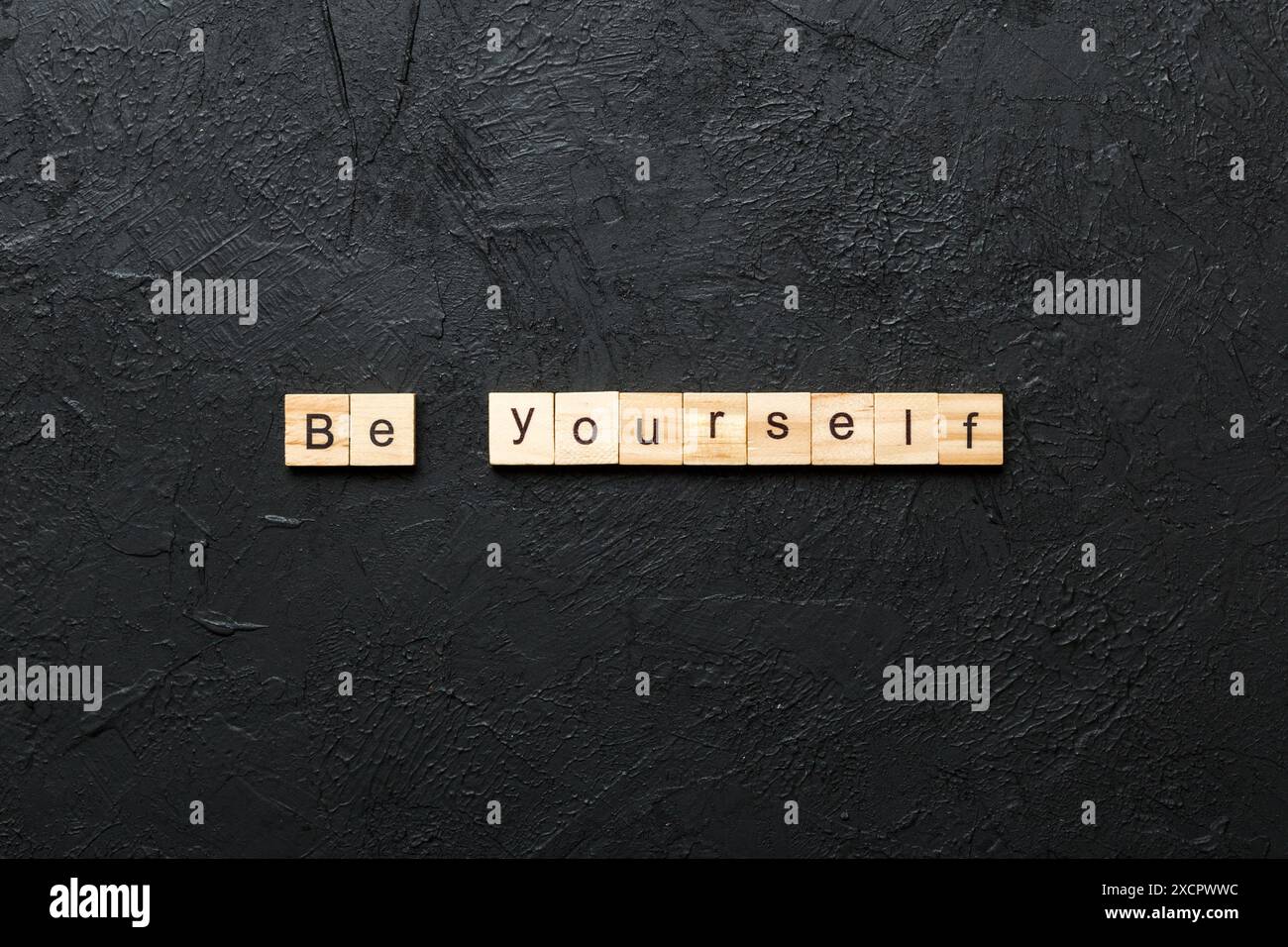 sia voi stessi parola scritta su blocco di legno. sia voi stessi testo sulla tabella, concetto. Foto Stock