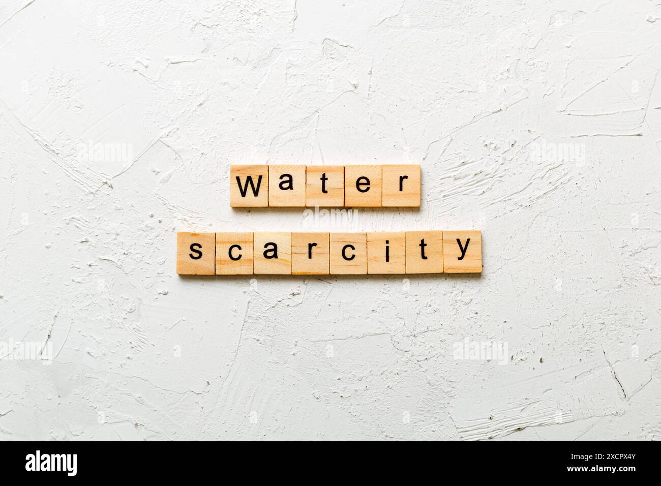 Parola di scarsità di acqua scritta su blocco di legno. Testo di scarsità di acqua sul tavolo di cemento per il vostro desing, concetto. Foto Stock