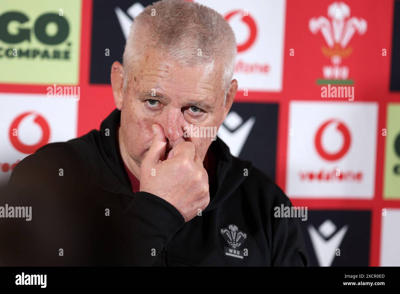 Cardiff, Regno Unito. 18 giugno 2024. Warren Gatland, il capo allenatore del Galles parla ai media dopo aver annunciato che la sua squadra giocherà contro il Sudafrica questo fine settimana. Conferenza stampa di annuncio della squadra di rugby gallese presso il vale Resort, vale of Glamorgan, martedì 18 giugno 2024. foto di Andrew Orchard/Andrew Orchard Sports Photography/ Alamy Live News Credit: Andrew Orchard Sports Photography/Alamy Live News Foto Stock