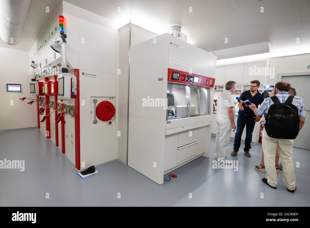 Cerimonia di apertura del laboratorio per il test della produzione del radionuclide actinium-225 presso l'Istituto di fisica nucleare dell'Accademia ceca delle scienze, a Rez vicino Prahy, Repubblica Ceca, 18 giugno 2024. (Foto CTK/Michaela Rihova) Foto Stock