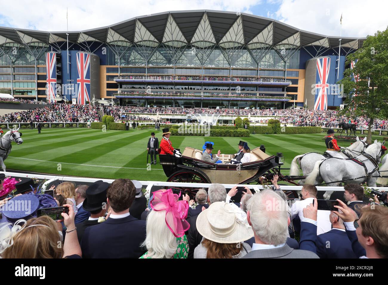 Ascot, Regno Unito. 18 giugno 2024. Royal Ascot 2024. Ippodromo di Ascot. Racegoers e Royals partecipano al primo giorno dell'evento di quattro giorni Royal Ascot presso l'ippodromo di Ascot. Foto di Credit: andrew parsons/Alamy Live News Foto Stock