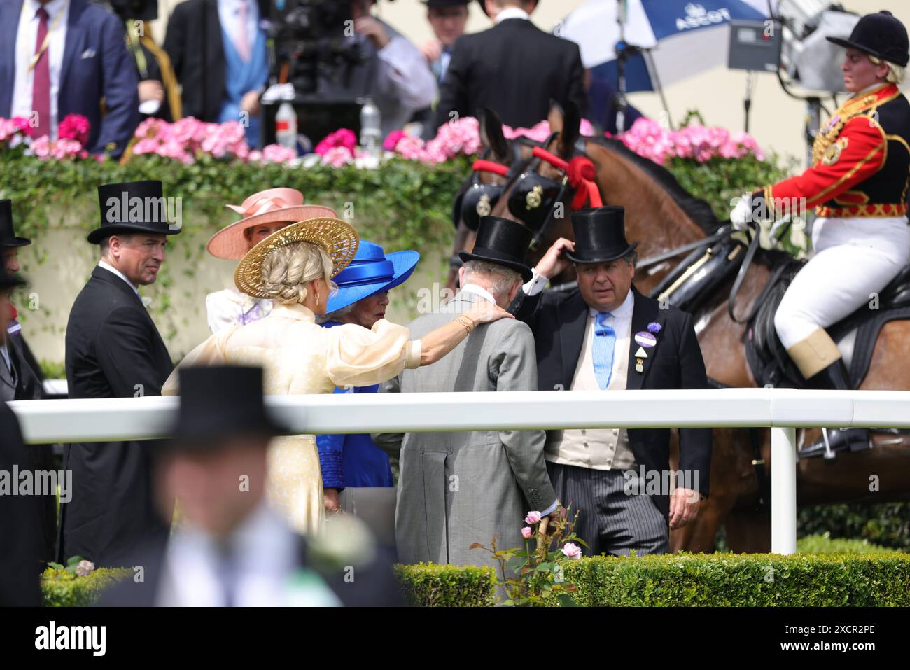 Ascot, Regno Unito. 18 giugno 2024. Royal Ascot 2024. Ippodromo di Ascot. Racegoers e Royals partecipano al primo giorno dell'evento di quattro giorni Royal Ascot presso l'ippodromo di Ascot. Foto di Credit: andrew parsons/Alamy Live News Foto Stock