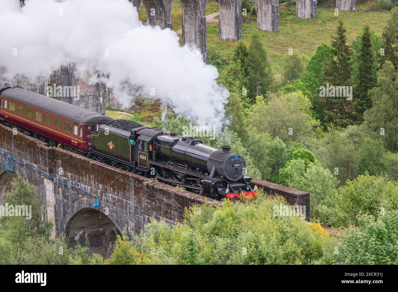 Il treno a vapore giacobita che passa sopra il viadotto Foto Stock