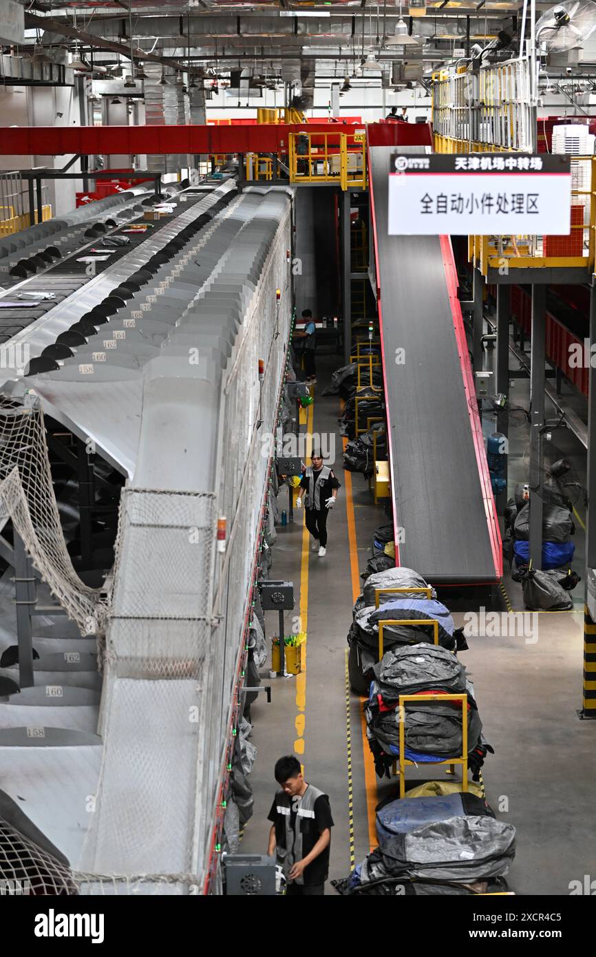 (240618) -- TIANJIN, 18 giugno 2024 (Xinhua) -- questa foto scattata il 18 giugno 2024 mostra una vista di una piccola area di lavorazione dei pacchi di SF Express a Tianjin, nel nord della Cina. Durante il periodo di metà anno dello shopping, noto come il "618" festival dello shopping, le società di e-commerce e logistica, nonché le aziende online e offline, si sono preparate a far fronte all'impennata della domanda. (Xinhua/li Ran) Foto Stock