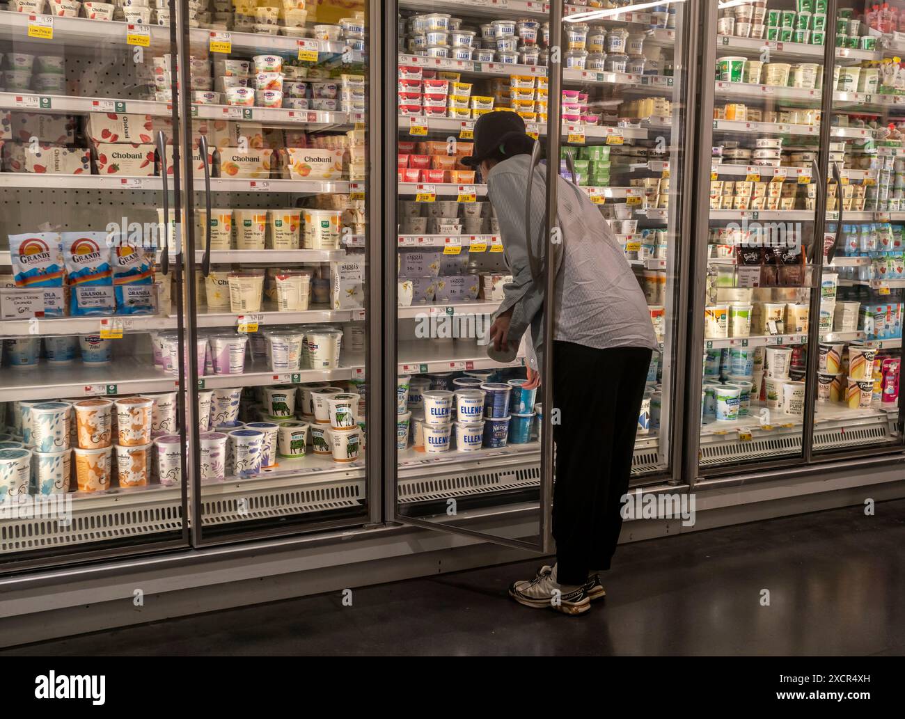 Shopping in un supermercato Whole Foods Market a New York domenica 9 giugno 2024. (© Richard B. Levine) Foto Stock