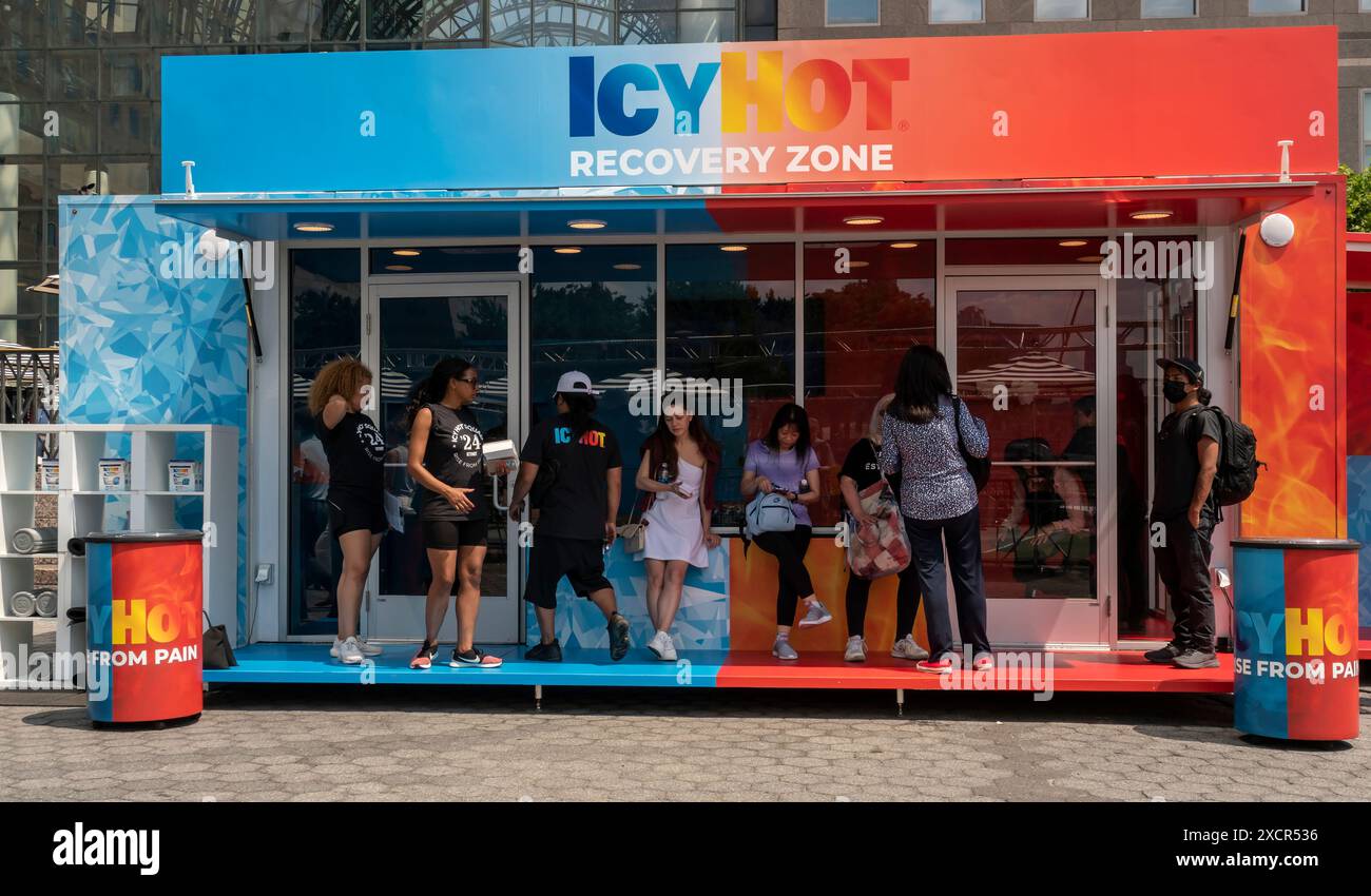 Attivazione del marchio analgesico IcyHot al Brookfield Place di Lower Manhattan a New York giovedì 13 giugno 2024. IcyHot è un marchio di Chattem, Inc, un produttore di prodotti sanitari da banco ed è una filiale della società farmaceutica francese Sanofi. (© Richard B. Levine) Foto Stock