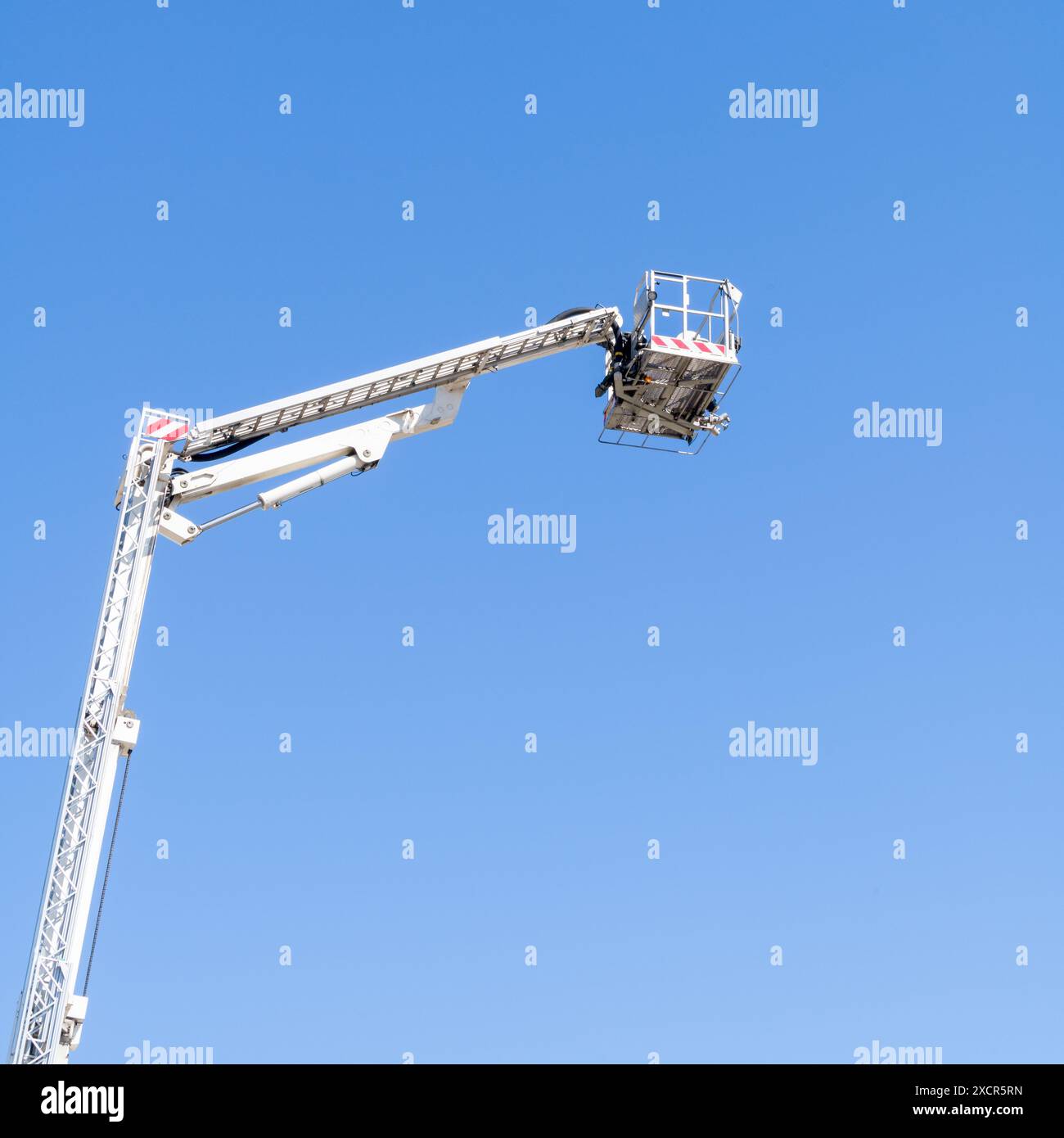 Il Bronto Skylift è innalzato a tutta altezza di 32 m in un cielo senza nuvole. Rescue Fest 2024, Porthcawl, Regno Unito. 16 giugno 2024 Foto Stock
