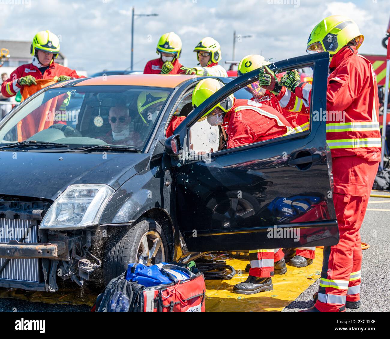 L'unità di estrazione del veicolo dei servizi antincendio ha tagliato la porta del passeggero al Rescue Fest 2024. Porthcawl Regno Unito. 16 giugno 2024 Foto Stock
