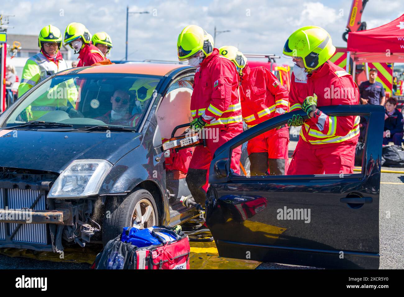 L'unità di estrazione del veicolo dei servizi antincendio rimuove la porta del passeggero al Rescue Fest 2024. Porthcawl Regno Unito. 16 giugno 2024 Foto Stock