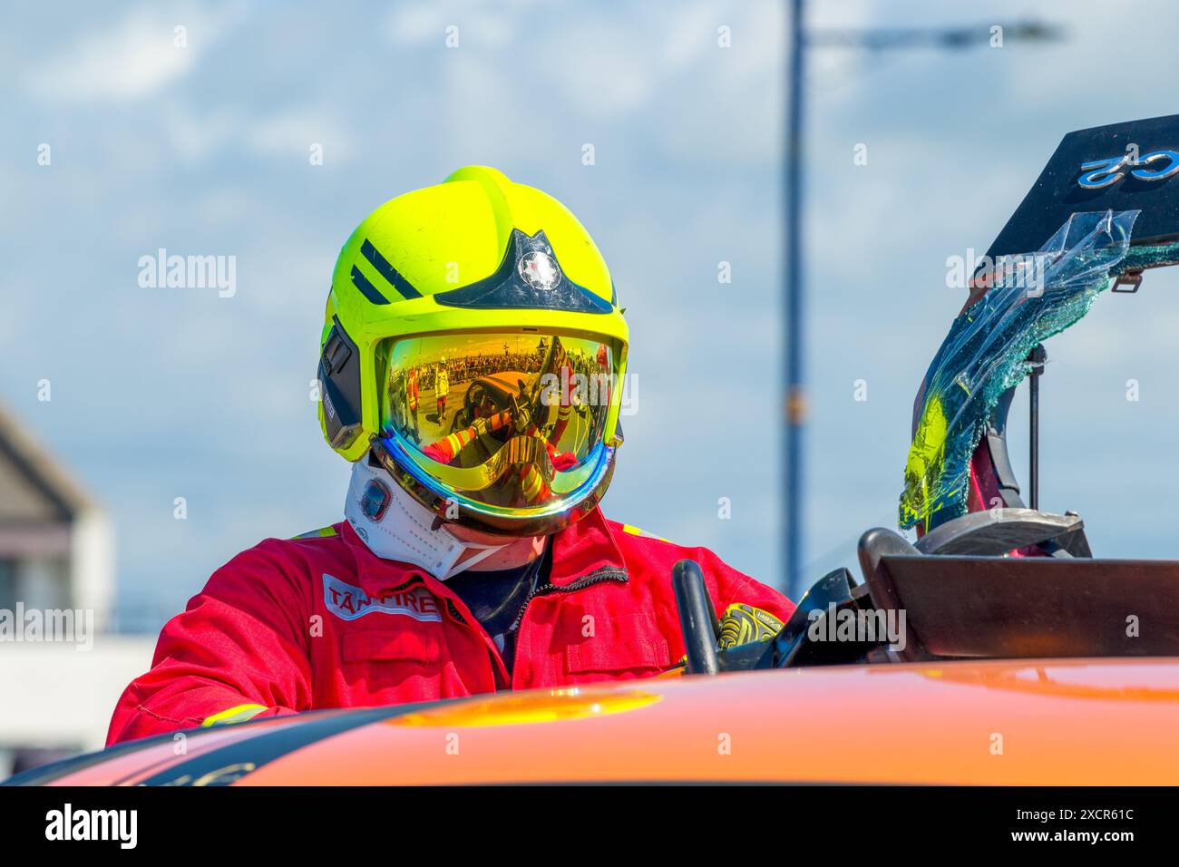 La folla si riflette in un'immagine speculare del firman al Rescue Fest 2024. Porthcawl, Regno Unito. 16 giugno 2024. Foto Stock