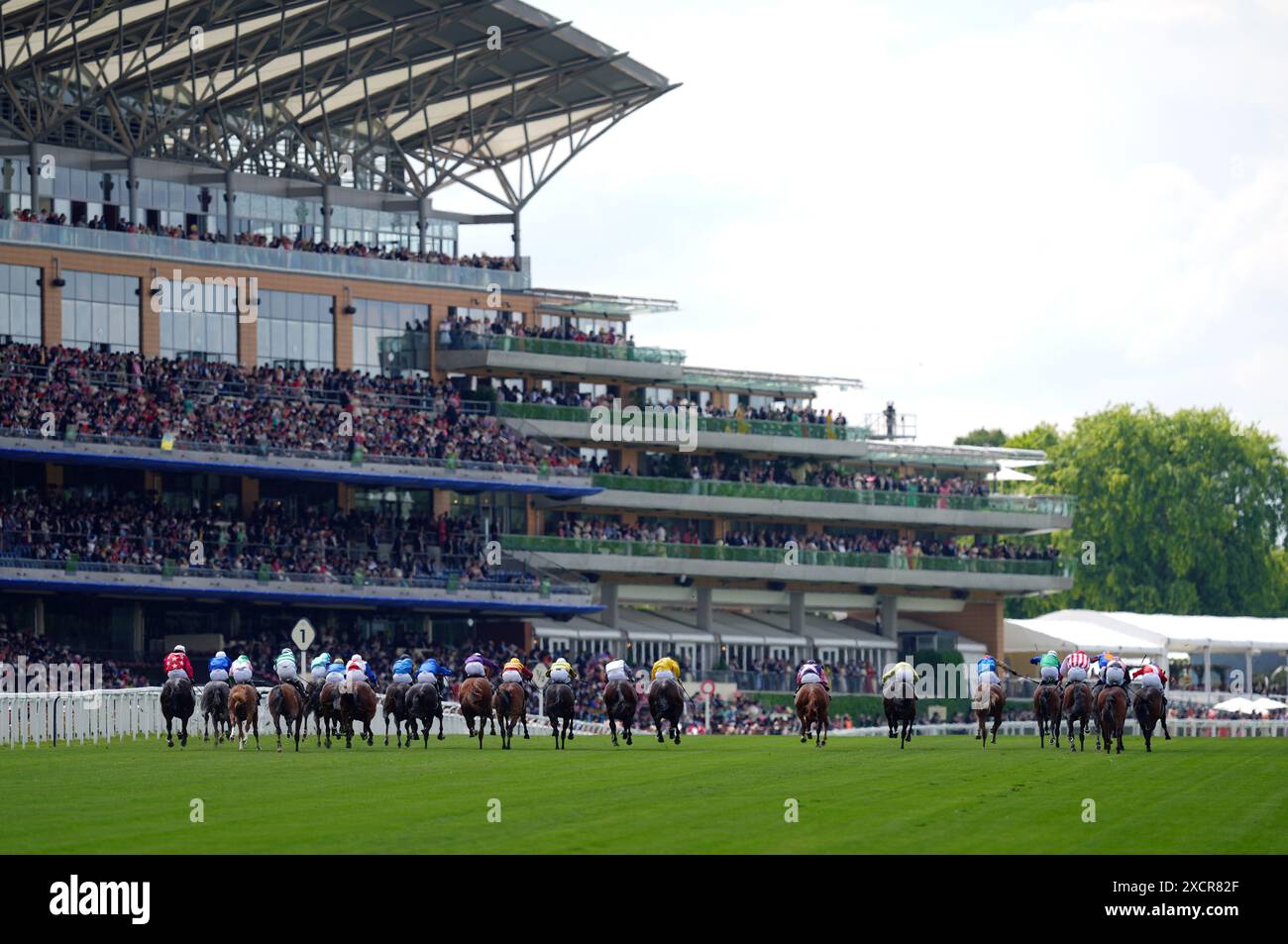 Corridori e piloti durante le Coventry Stakes il primo giorno del Royal Ascot all'ippodromo di Ascot, Berkshire. Data foto: Martedì 18 giugno 2024. Foto Stock