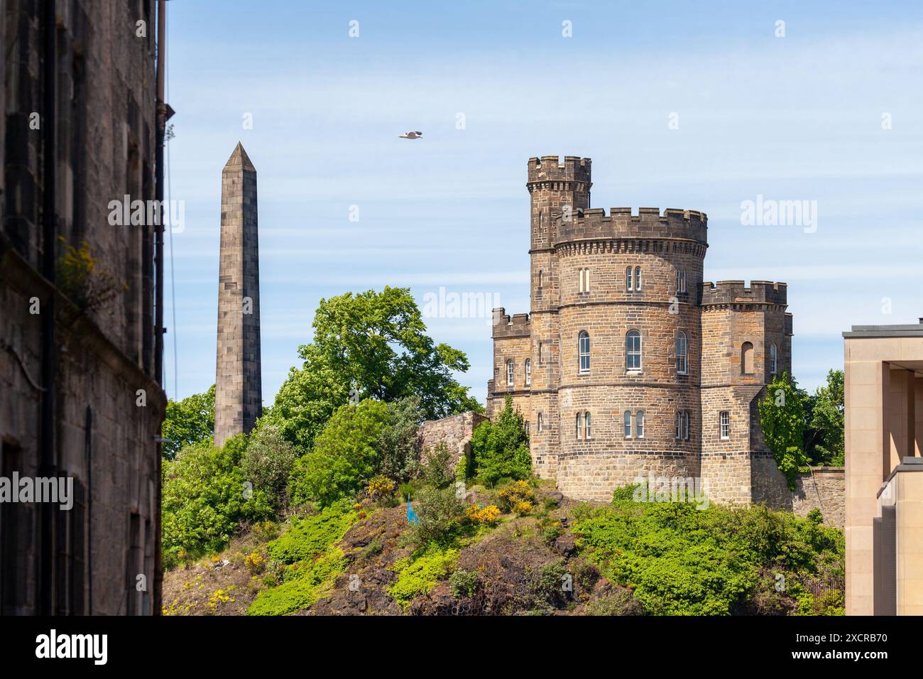 La casa del governatore del governo scozzese a Calton Hill con il Monumento dei Martiri politici alle spalle, Edimburgo, Scozia Foto Stock