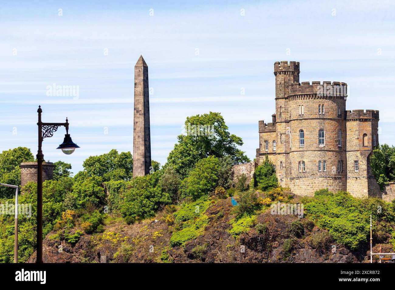 La casa del governatore del governo scozzese a Calton Hill con il Monumento dei Martiri politici alle spalle, Edimburgo, Scozia Foto Stock