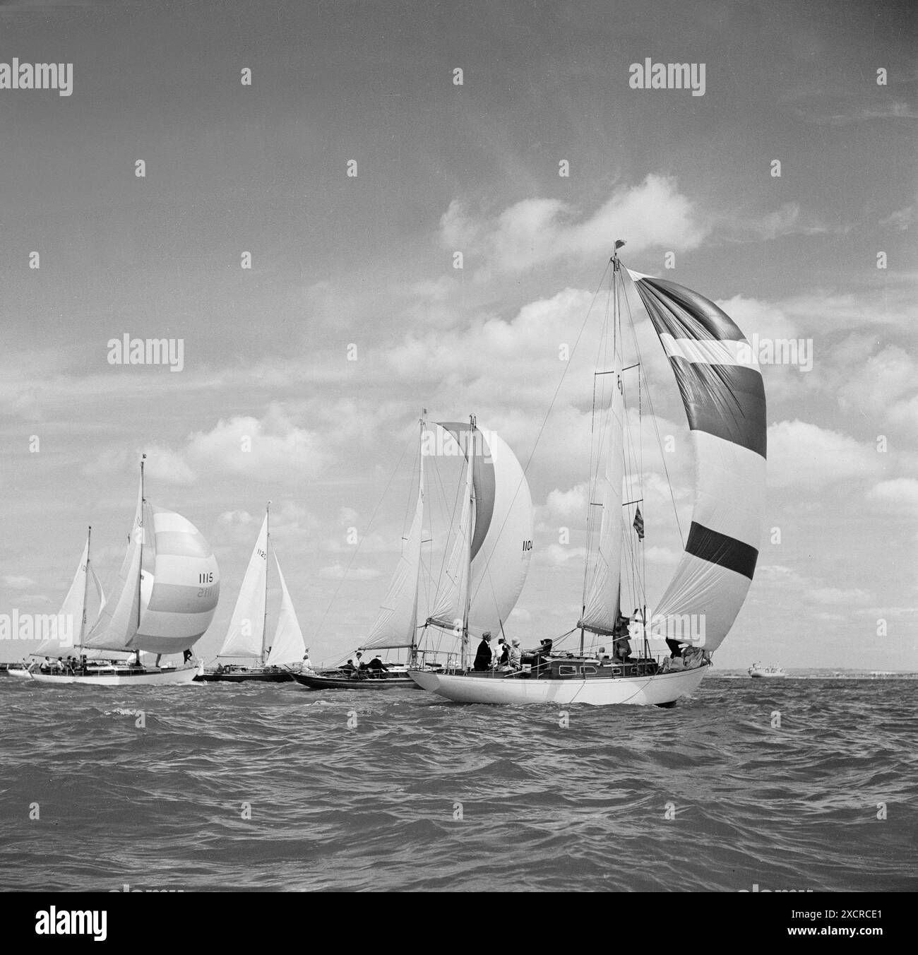 1959 Cowes Week. Yacht che gareggiano sotto lo spinnaker. Foto Stock
