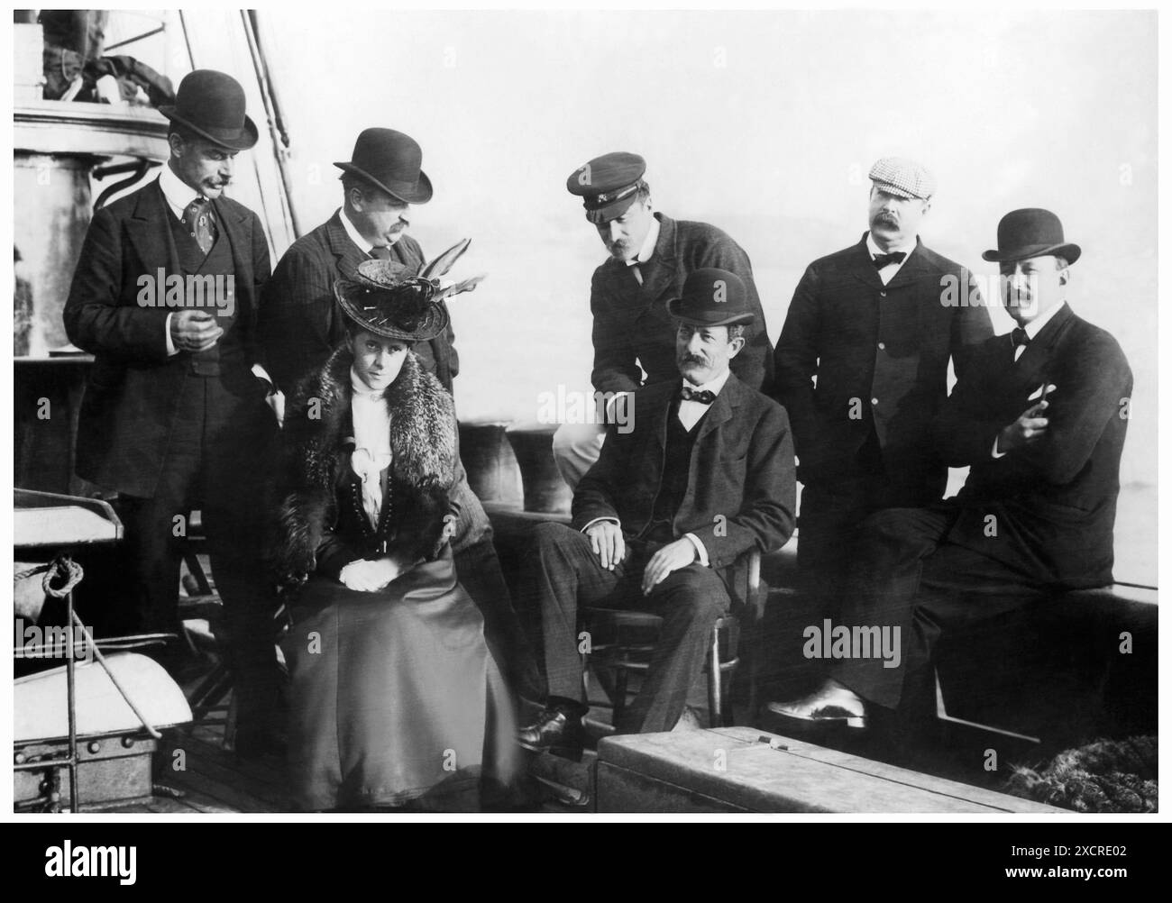 1893 America’s Cup: C. Oliver Iselin (estrema sinistra), il proprietario dello yacht americano che difende VIGILANTE Foto Stock