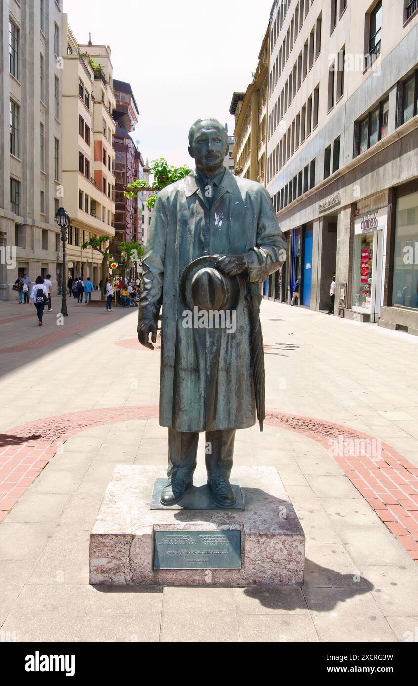 Scultura in bronzo di JOSÉ ANTONIO AGIRRE primo presidente dei Paesi Baschi Calle de Ercilla Bilbao Paesi Baschi Euskadi Spagna Foto Stock