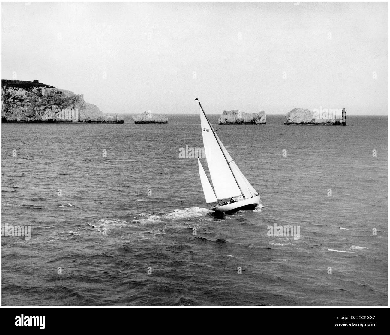 1955 gara Fastnet : lo yacht italiano MARE NOSTRUM, che si dirige attraverso il Canale degli aghi Foto Stock
