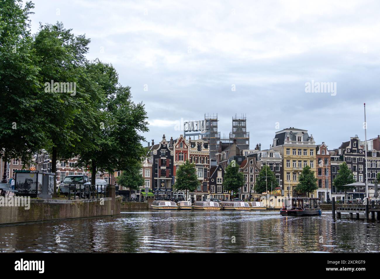 Amsterdam, Paesi Bassi. Una vista serale durante una gita in barca su un canale, che mostra la splendida città europea. Foto Stock