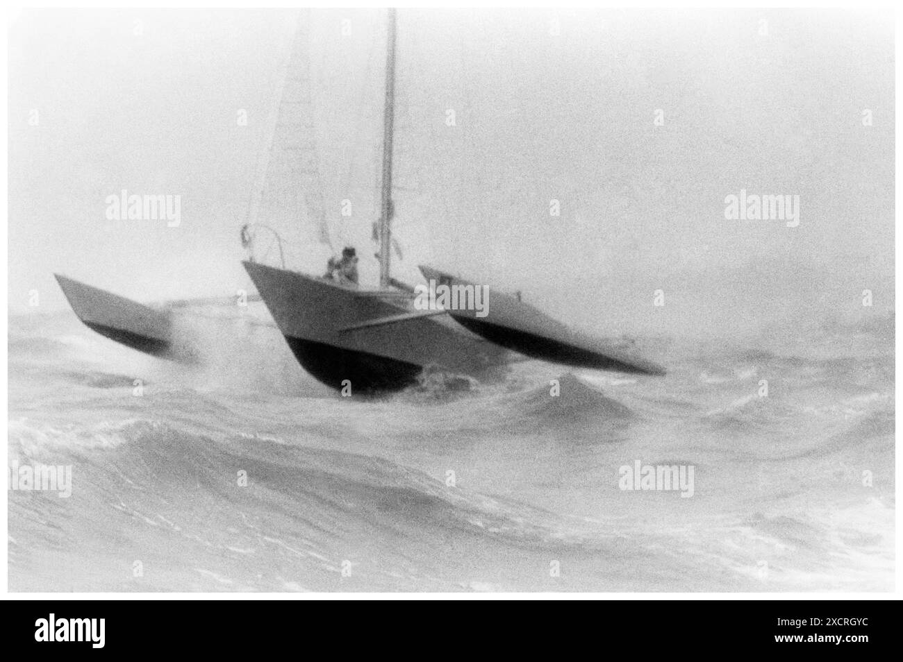 Intorno al 1974: Il 35 trimarano FT progettato da Derek Kelsall, navigato da David Palmer, battendo il vento contrario Foto Stock