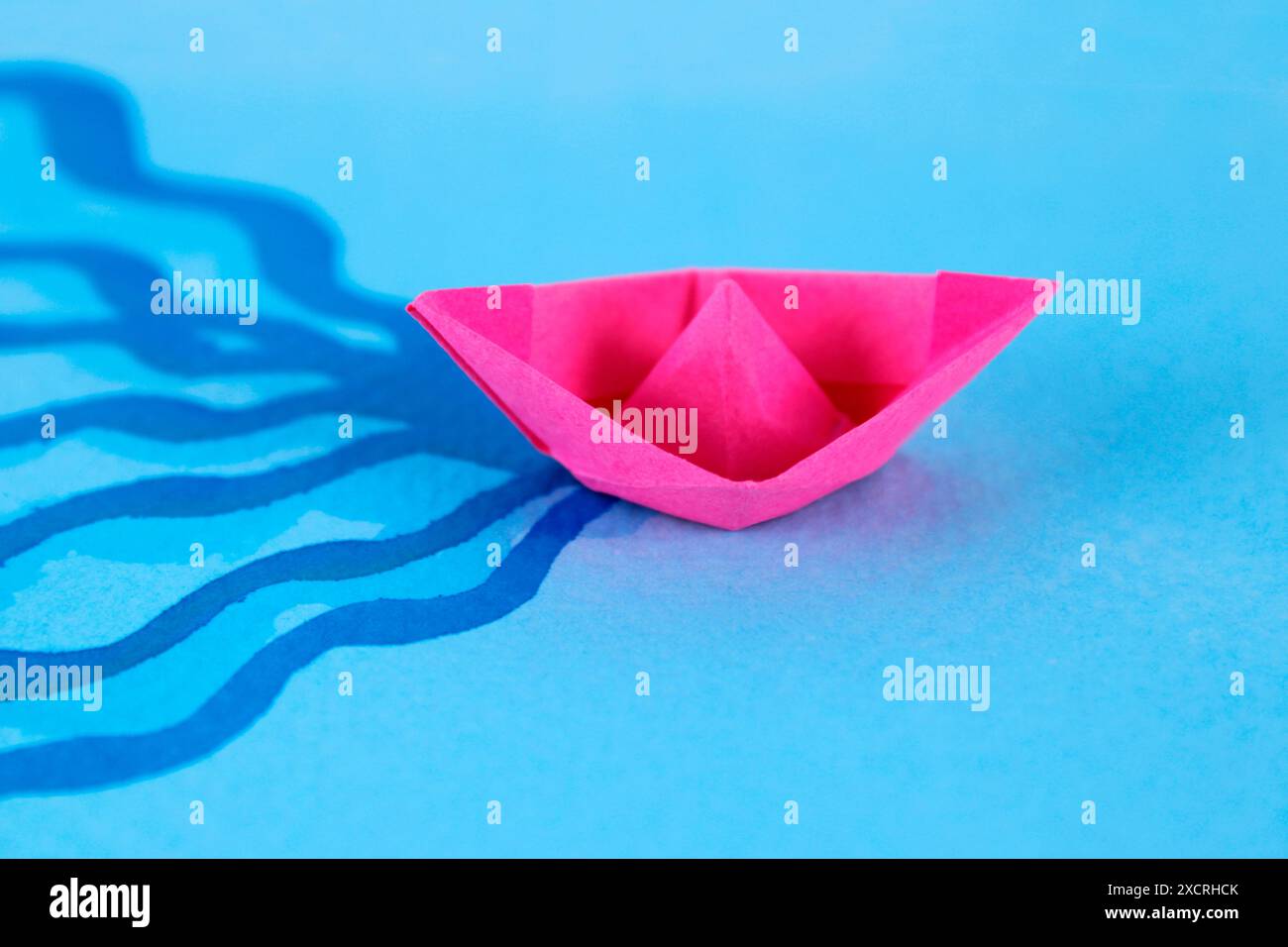 Barca che lascia i sentieri della sua traiettoria Foto Stock