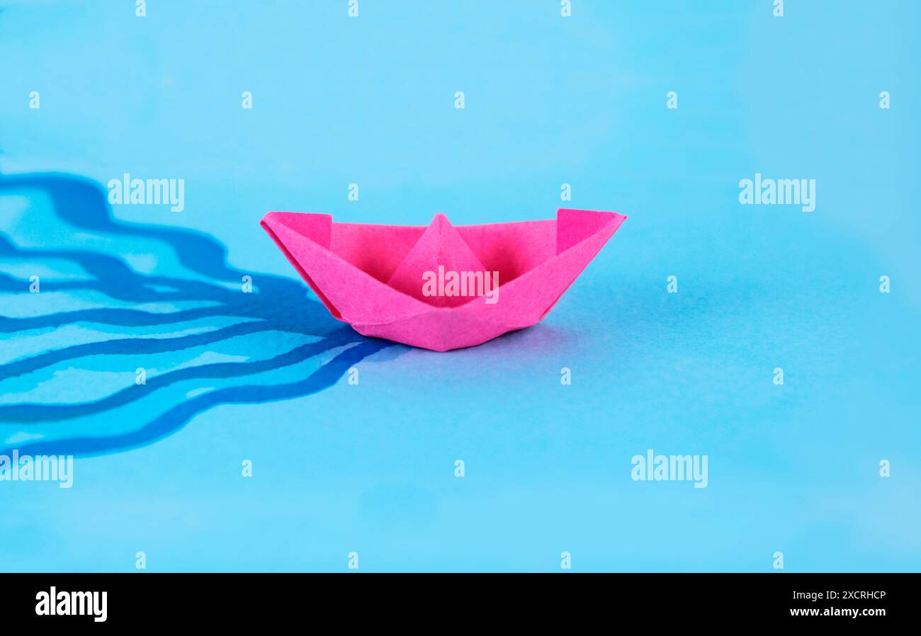 Barca rosa che lascia sentieri durante il suo viaggio Foto Stock