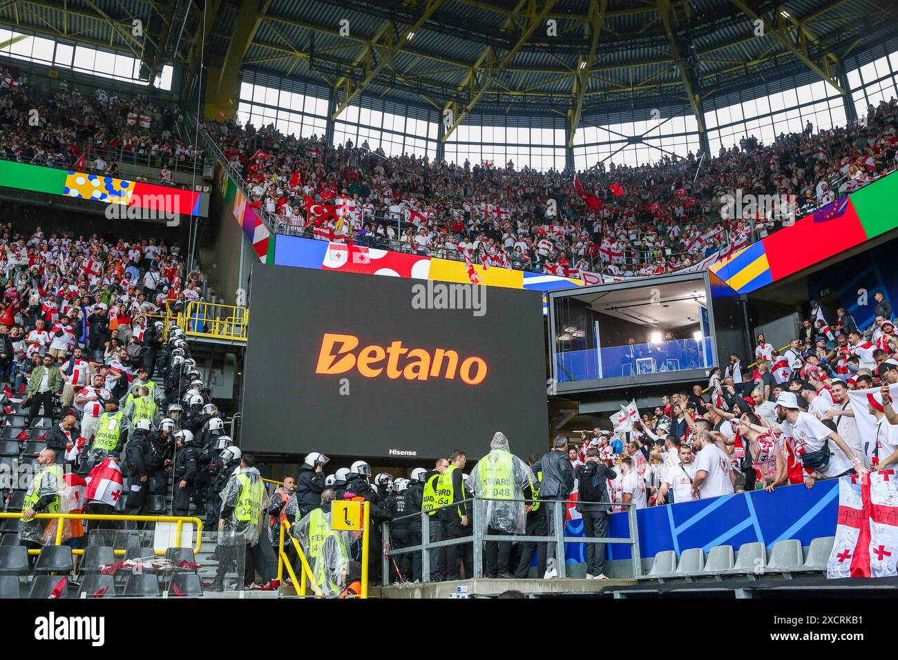 Dortmund, Germania. 18 giugno 2024. Tifosi georgiani durante la partita del gruppo F di UEFA Euro 2024 al BVB Stadion, Dortmund, Germania il 18 giugno 2024 Credit: Every Second Media/Alamy Live News Foto Stock