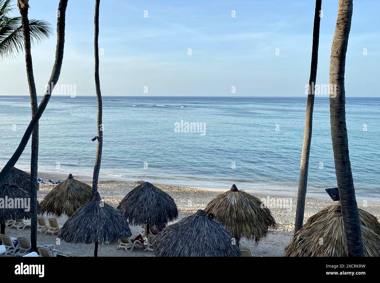 Vista sull'oceano dalla spiaggia della Repubblica Dominicana Foto Stock