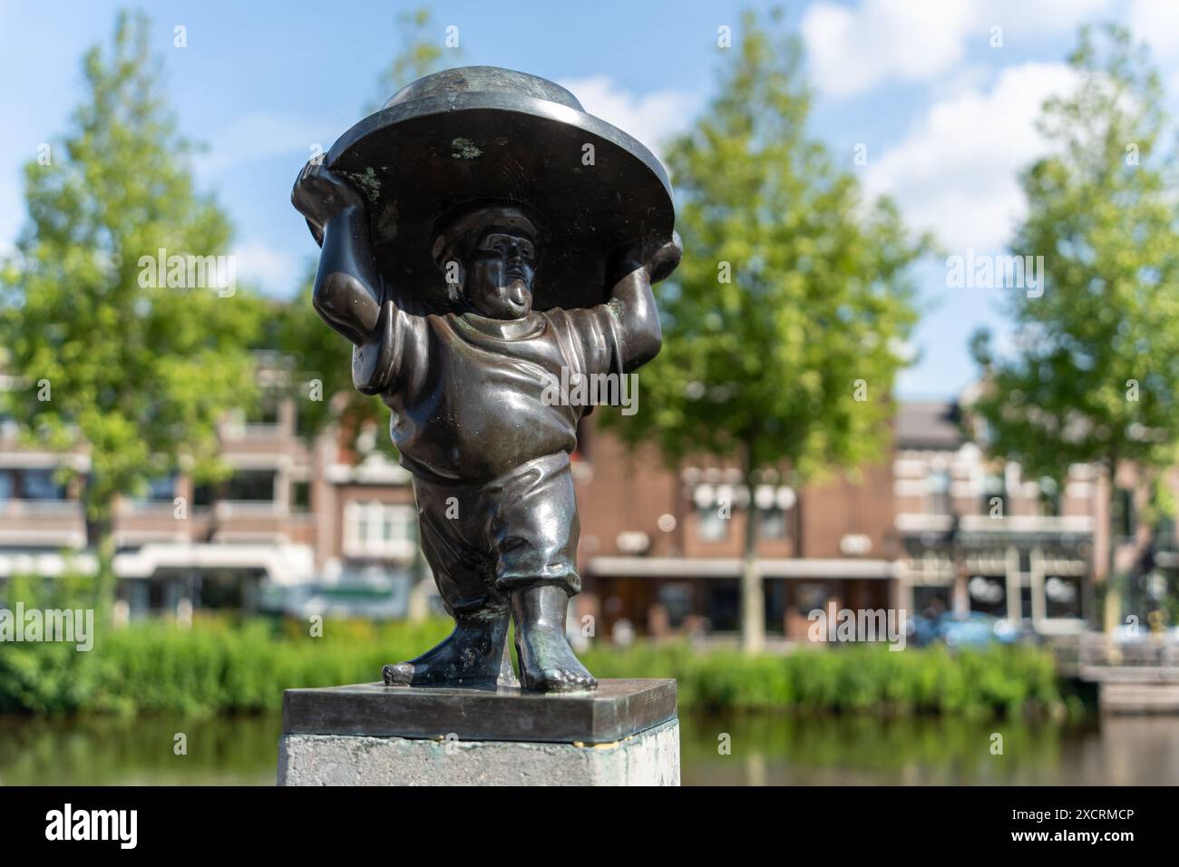 Weesp, Paesi Bassi. Scultura del panettiere che ha cucinato il più grande biscotto Weespermop, ottenendo l'ingresso al Guinness dei primati Foto Stock
