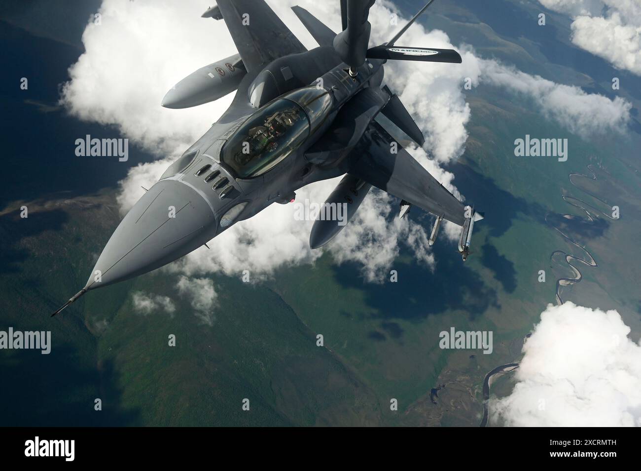 Un equipaggio aereo della U.S. Air Force KC-135 Stratotanker del 101st Air Refueling Wing, Maine Air National Guard, effettua rifornimento aereo con l'aircr da caccia Foto Stock