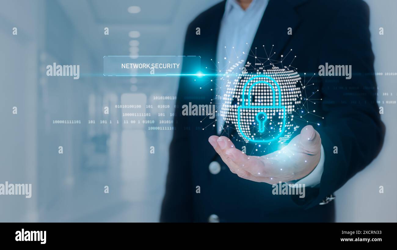 Un uomo d'affari che mostra una chiave simbolica rappresenta la protezione contro gli attacchi informatici e la sicurezza della rete, la protezione contro gli attacchi esterni, la protezione del codice Foto Stock