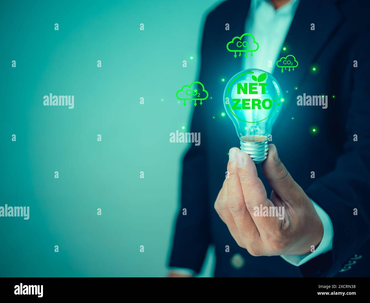 Simbolo dello zero netto con icone delle nuvole di CO2 intorno alla lampadina, crescita degli investimenti sostenibili nel futuro, riduzione dell'inquinamento ambientale per il concetto futuro, Green Foto Stock
