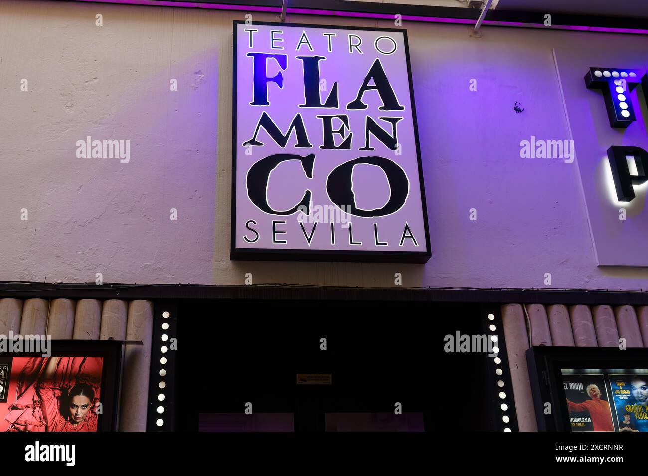 Siviglia, Spagna. 4 febbraio 2024 - insegna sul lato del Teatro Flamenco, Teatro Pathe Foto Stock