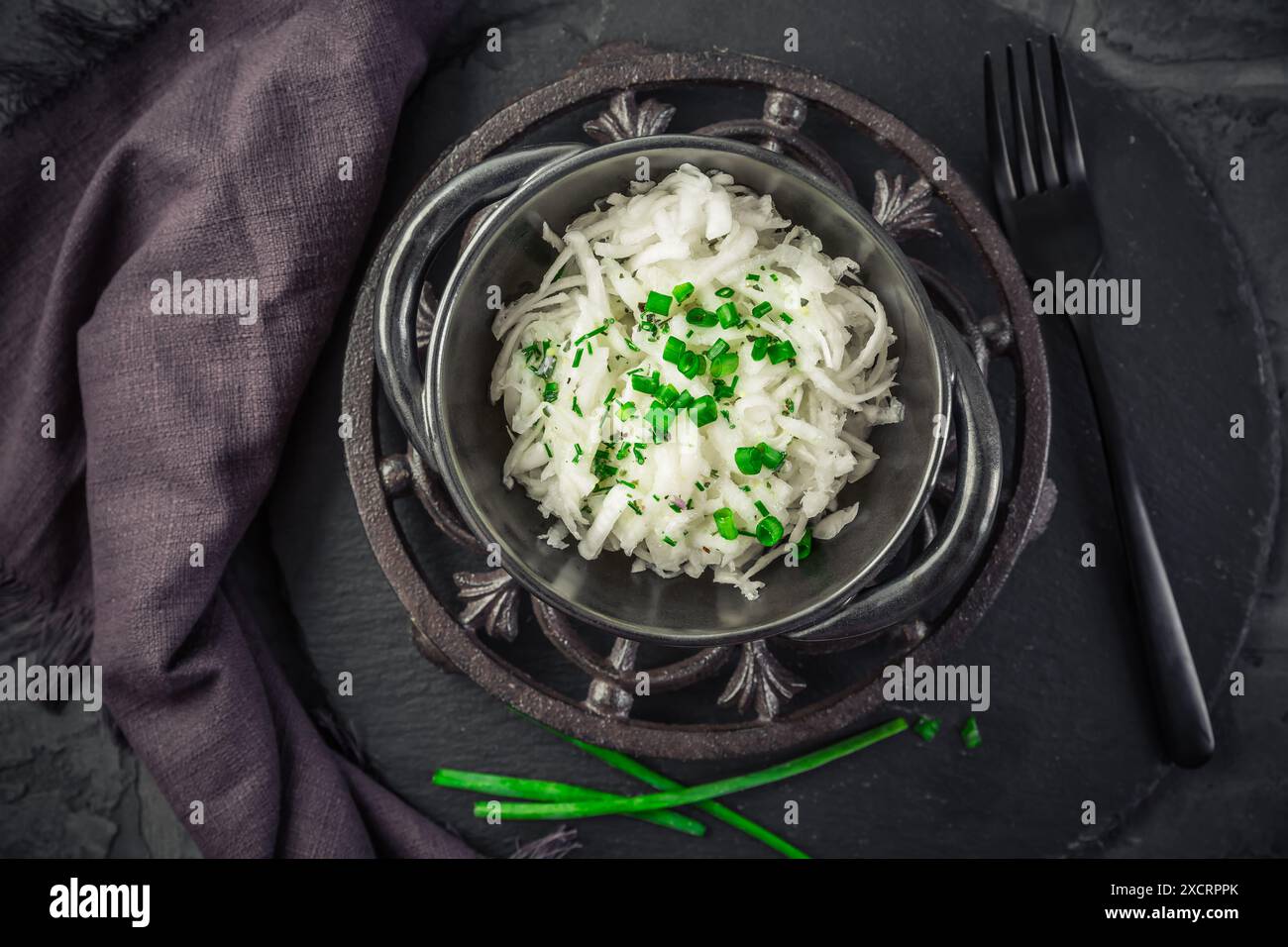 Insalata fatta in casa di rape bianche grattugiate con condimento di yogurt e erba cipollina Foto Stock