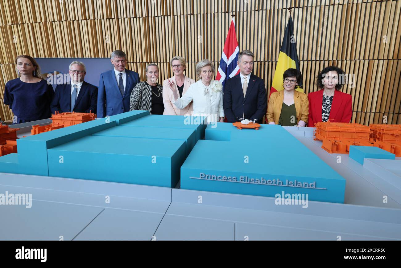 Regione di Bruxelles, il segretario di Stato ANS Persoons, il ministro vallone Philippe Henry, il ministro fiammingo Jan Jambon, Catherine Vandenborre, il presidente Elia Group, la principessa Astrid del Belgio, il ministro norvegese dell'energia Terje Aasland, martedì 18 giugno 2024, il ministro federale Tinne Van der Straeten e il ministro federale Hadja Lahbib, nella foto, di fronte a un modello in scala dell'isola della principessa Elisabetta durante un vertice sull'energia Belgio-Norvegia al Teatro dell'Opera di Oslo, nell'ambito di una missione economica in Norvegia. La principessa belga sta guidando una delegazione belga per discutere la transizione energetica, l'economia circolare Foto Stock