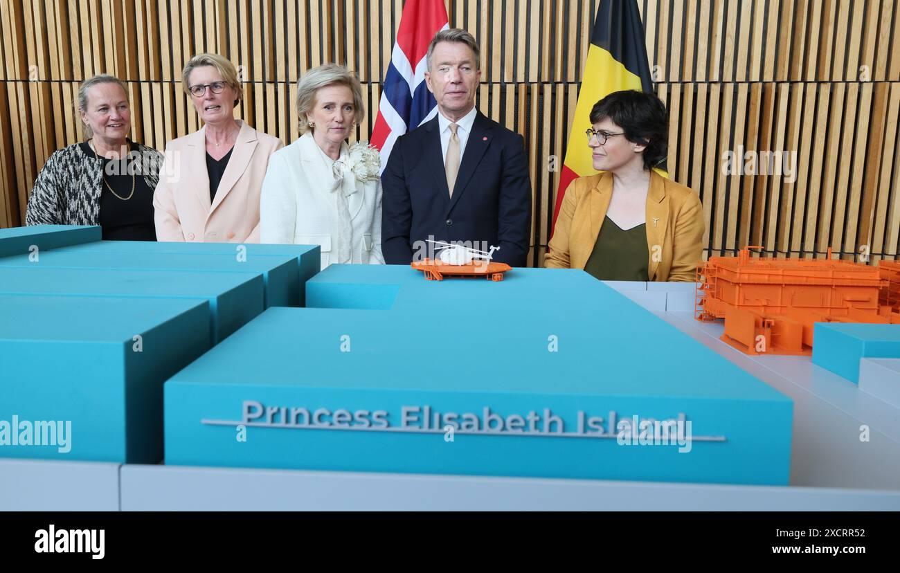 Catherine Vandenborre, CEO Elia Group, Principessa Astrid del Belgio, Ministro norvegese dell'energia Terje Aasland e Ministro federale Tinne Van der Straeten, nella foto di fronte a un modello in scala della Principessa Elisabeth Island durante un vertice sull'energia Belgio-Norvegia al Teatro dell'Opera di Oslo, parte di una missione economica in Norvegia, martedì 18 giugno 2024. La principessa belga sta guidando una delegazione belga per discutere la transizione energetica, l'economia circolare, le scienze della vita e il design nei prossimi quattro giorni. BELGA FOTO BENOIT DOPPAGNE Foto Stock