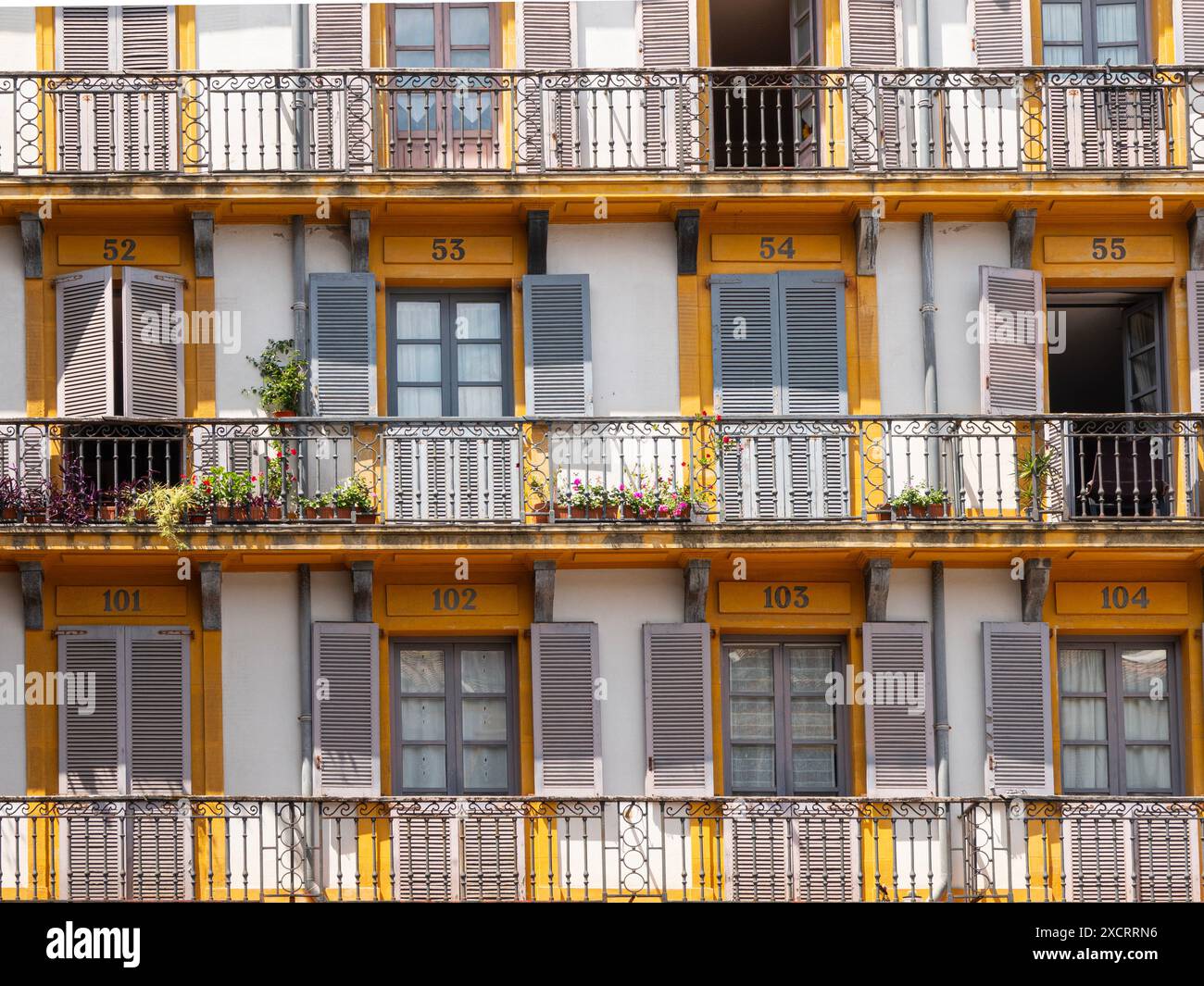 Dettaglio dell'edificio con finestre da Plaza de la Constitucion a San Sebastian, Spagna. Circondato da edifici con alti portici, questo è stato usato come Foto Stock