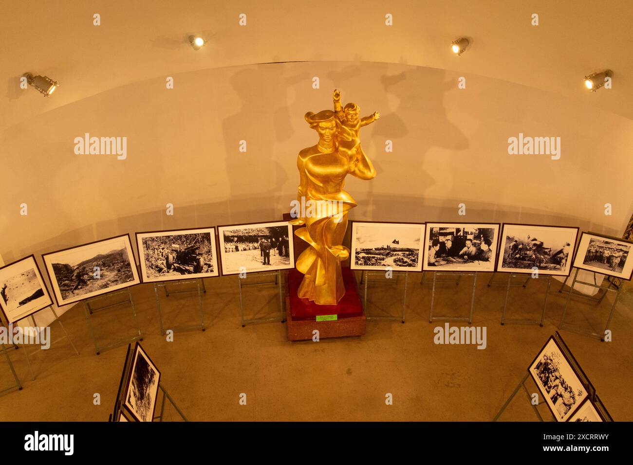 Dettagli dall'interno del rinomato Museo delle donne vietnamite, Bảo tàng Phụ nữ Việt Nam. Sfuggente, che apre gli occhi, interessante, unico, impressione Foto Stock