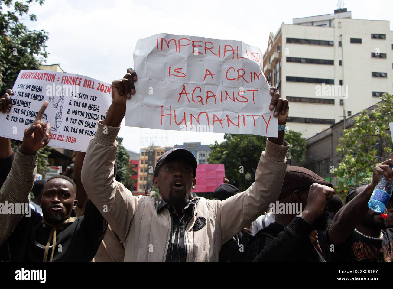 Nairobi, Kenya. 18 giugno 2024. I manifestanti cantano slogan mentre tengono dei cartelli durante una manifestazione contro il Finance Bill 2024 nelle strade di Nairobi. Il disegno di legge propone diverse nuove tasse, tra cui una tassa sulla circolazione degli autoveicoli, una tassa sul trasferimento di denaro, una tassa sull'eco-prelievo e accise sul pane e sull'olio da cucina. La dimostrazione chiamata #RejectTheFinanceBill2024 si svolge mentre il disegno di legge viene presentato, con i manifestanti che esortano i membri del parlamento a respingere le disposizioni controverse. Credito: SOPA Images Limited/Alamy Live News Foto Stock
