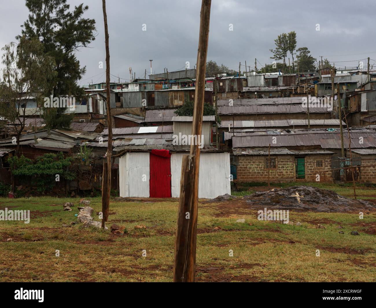 Piccola chiesa con porta rossa nella cittadina di Kibera, Nairobi, Kenya. I servizi sono tenuti all'esterno Foto Stock