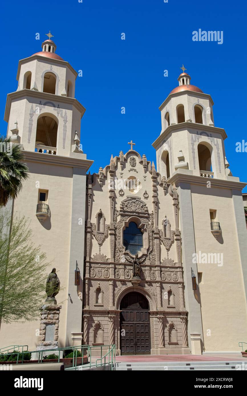 1928 facciata in stile revival coloniale spagnolo della Cattedrale di Sant'Agostino nel centro di Tucson - Arizona, aprile 2024 Foto Stock